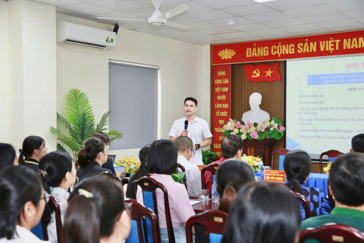 BHXH TP Hải Phòng tuyên truyền chính sách cho người lao động.