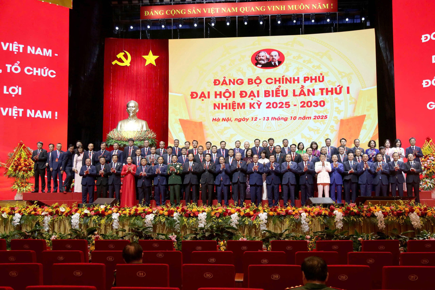 Đoàn đại biểu Đảng bộ Bộ Tài chính chụp ảnh cùng lưu niệm với Lãnh đạo Đảng, Nhà nước tại Đại hội.