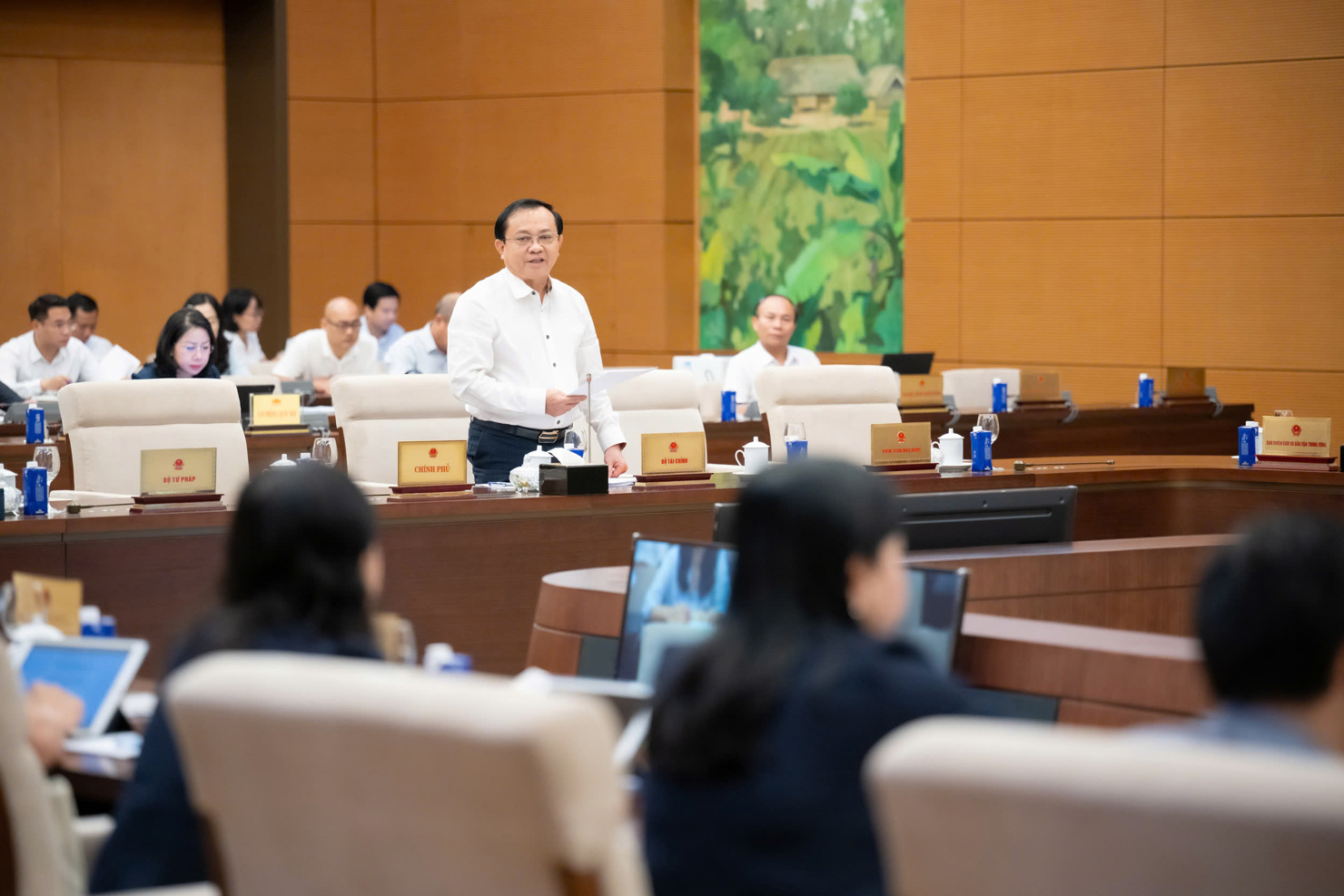 Thứ trưởng Bộ Tài chính Lê Tấn Cận lãm rõ các nội dung đại biểu quan tâm.