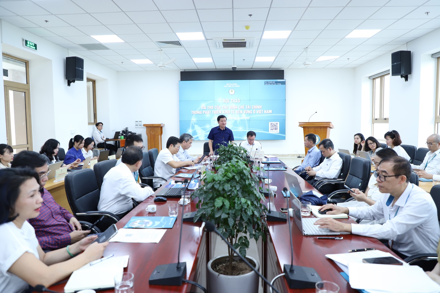 Hội thảo tập trung phân tích về vai trò của các định chế tài chính trong phát triển kinh tế bền vững ở Việt Nam.