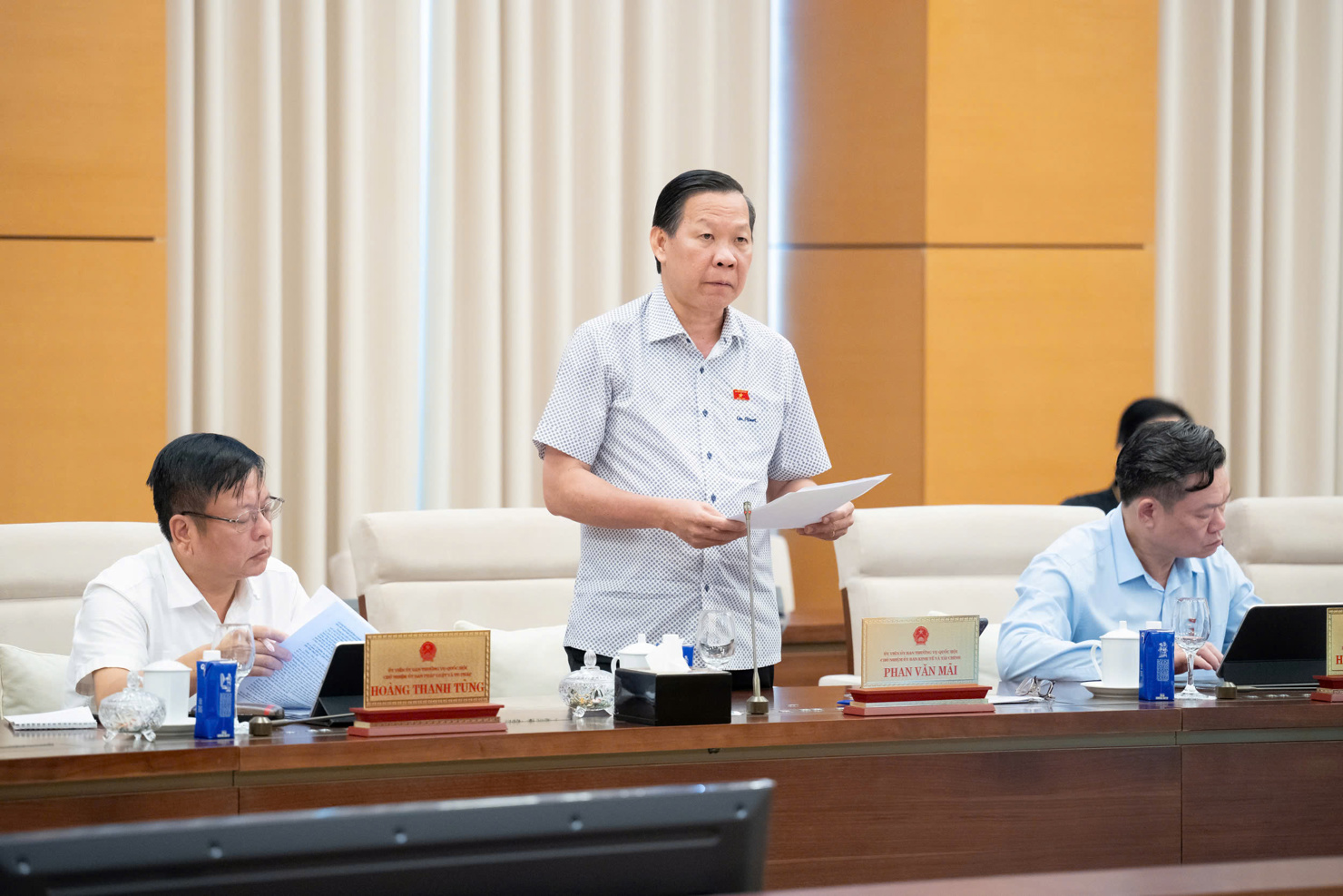 Chủ nhiệm Ủy ban Kinh tế và Tài chính Phan Văn Mãi báo cáo thẩm tra dự án Luật.