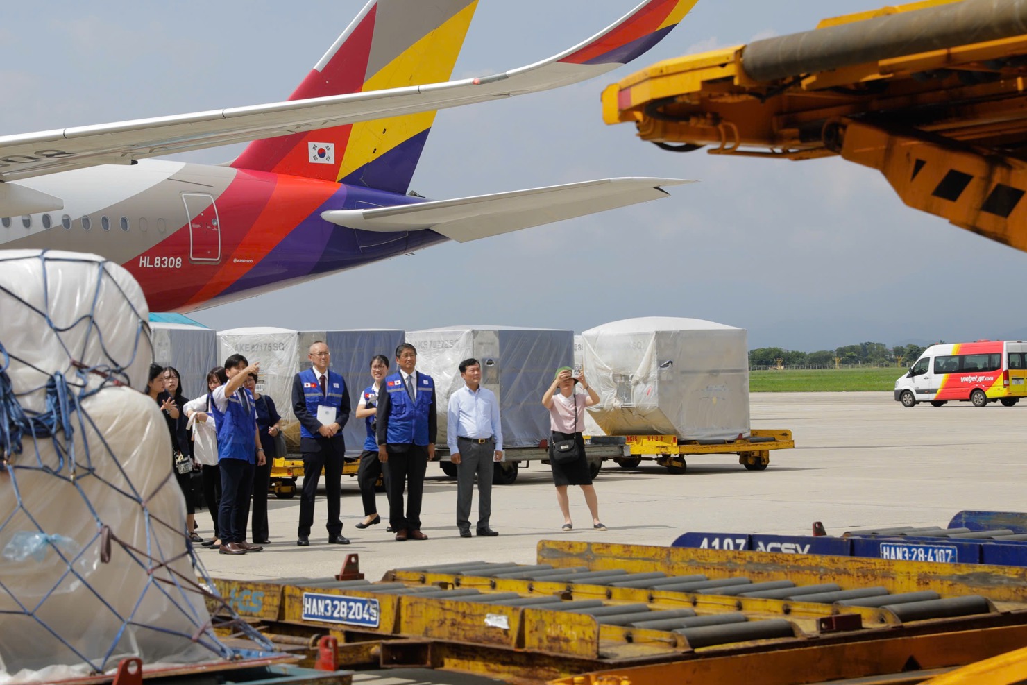 Hàng cứu trợ khẩn cấp của Chính phủ và nhân dân Nhật Bản là chuyến hàng cứu trợ quốc tế đầu tiên đến Việt Nam trong đợt thiên tai lần này. Ảnh: JICA