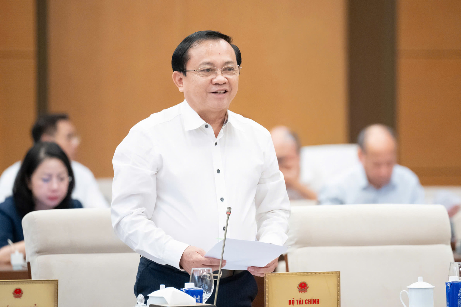 Thứ trưởng Bộ Tài chính Lê Tấn Cận trình bày tờ trình Dự thảo Luật sửa đổi, bổ sung một số điều của Luật Kinh doanh bảo hiểm.