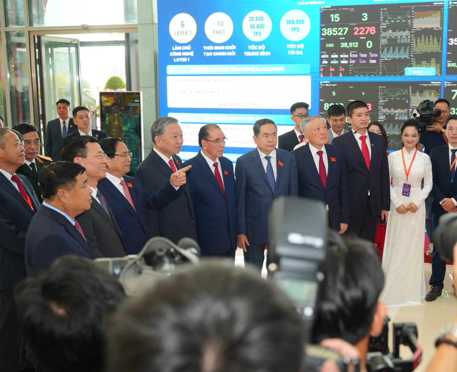 Ông Phan Đức Trung chia sẻ tới Tổng Bí thư Tô Lâm và các lãnh đạo Nhà nước, Chính phủ về Mạng Dịch vụ Đa chuỗi Blockchain Việt Nam (VBSN).