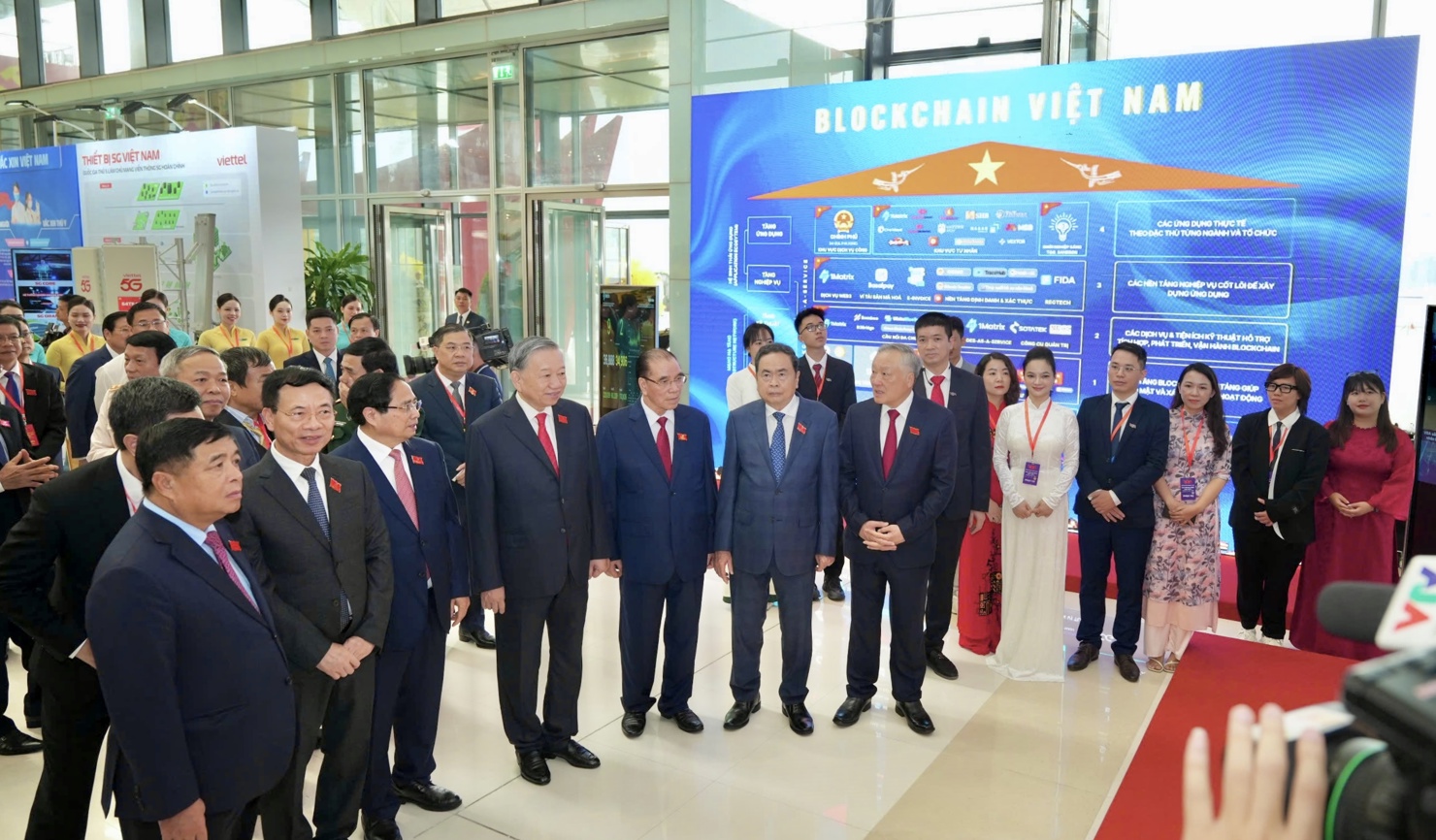 Các lãnh đạo Đảng, Chính phủ tham quan triển lãm và khu vực trưng bày Mạng Dịch vụ Đa chuỗi Blockchain Việt Nam.