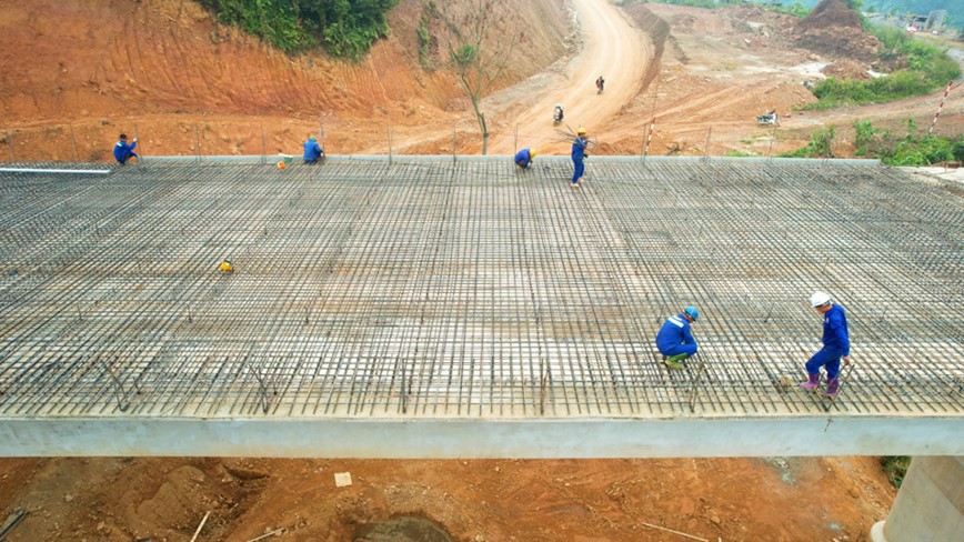 Tăng cường nhân sự, máy móc để tăng tốc tiến độ thi công. Ảnh minh họa