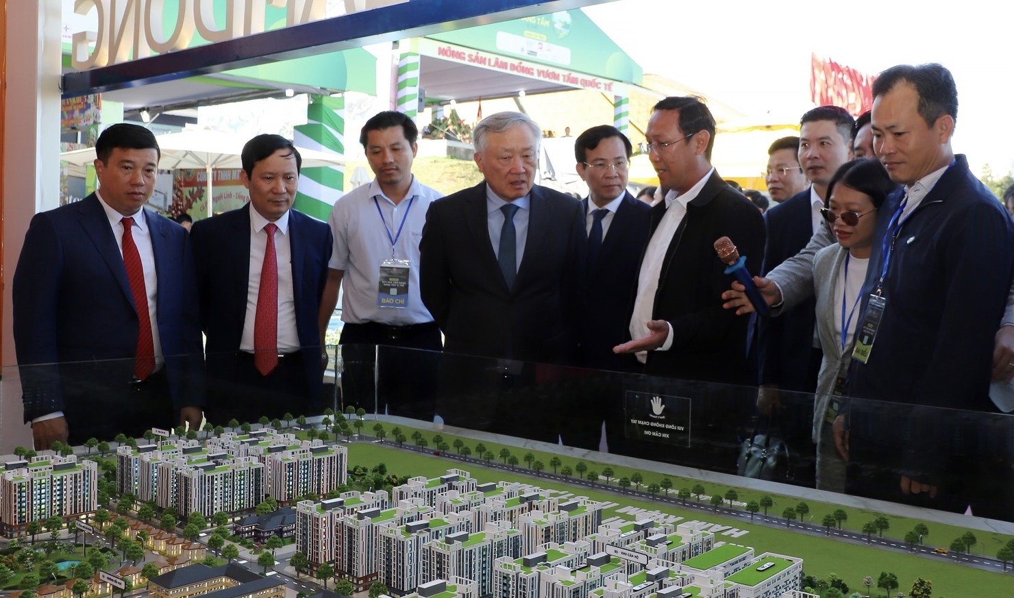 Phó Thủ tướng Thường trực Chính phủ Nguyễn Hòa Bình tham quan khu vực giới dự án nhà ở xã hội trên địa bàn tỉnh Lâm Đồng. Ảnh: L.V