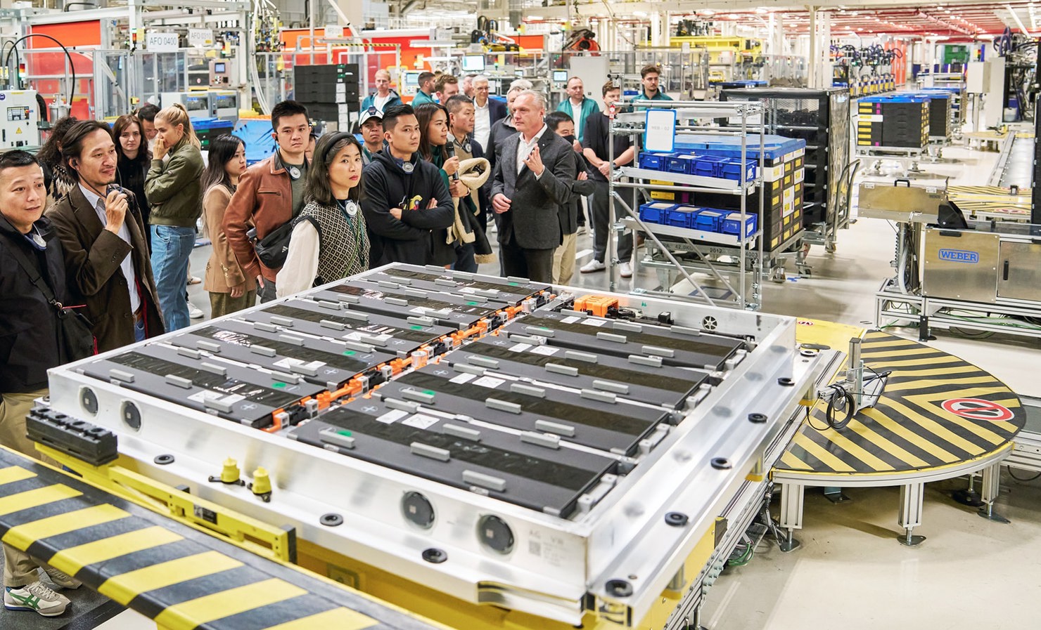 Lắp ráp pin tại nhà máy Skoda ở Czech. Ảnh: HL.  