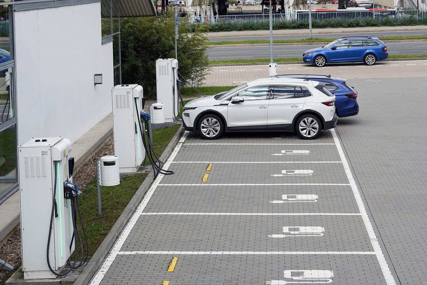 Trạm sạc xe điện tại ‎⁨thành phố Mladá Boleslav⁩ (CH Czech). Ảnh: Hoàng Linh.