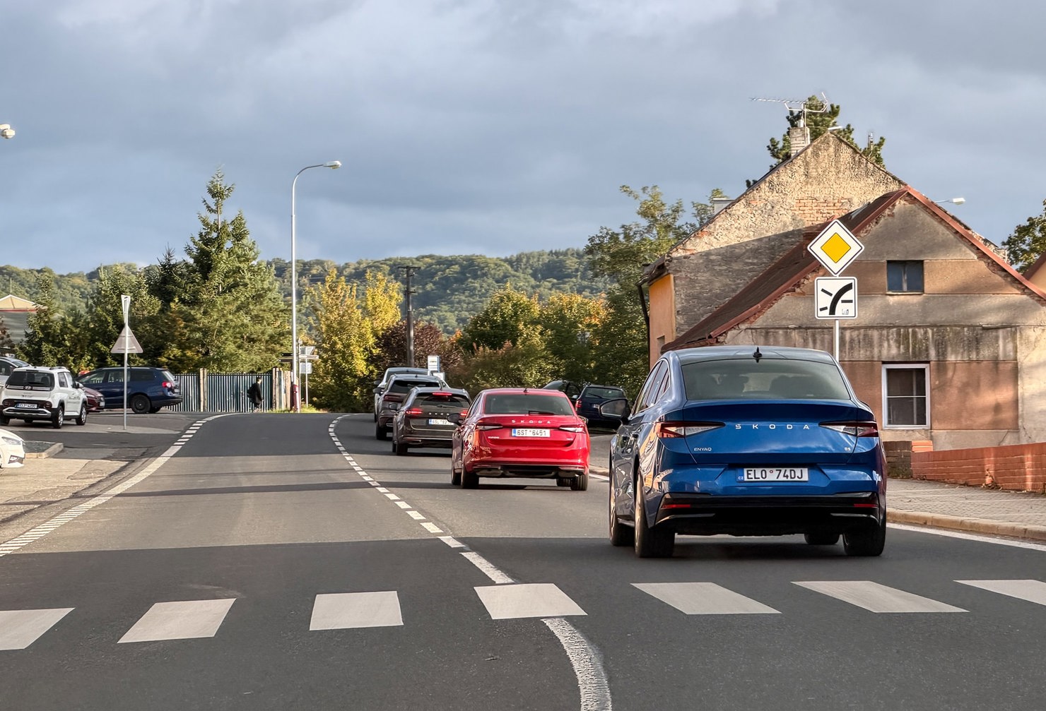 Xe điện và xe xăng chung sống hài hòa trên đường phố Czech. Ảnh: HL  