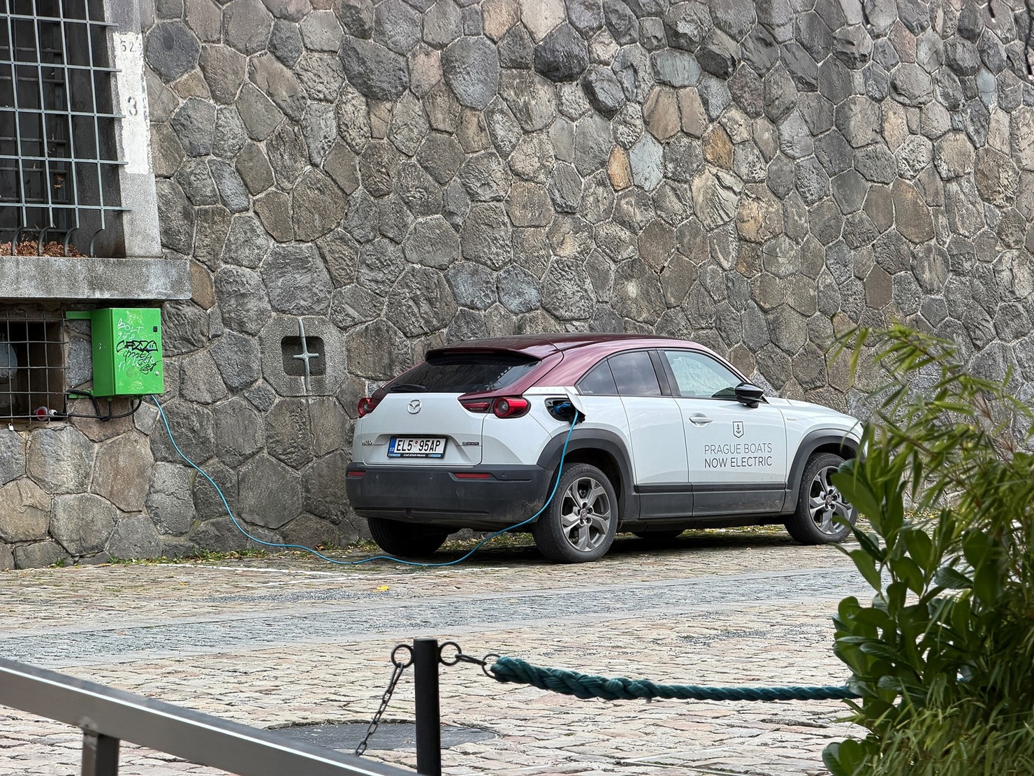 Trạm sạc xe điện được bố trí khá linh hoạt tại nhiều khu vực ở Prague. Ảnh: HL.