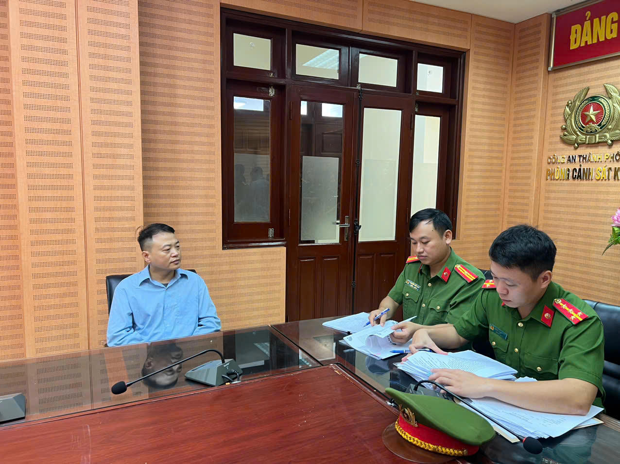 Cơ quan công an làm việc với đối tượng Nguyễn Hòa Bình. Ảnh: Công an Hà Nội.