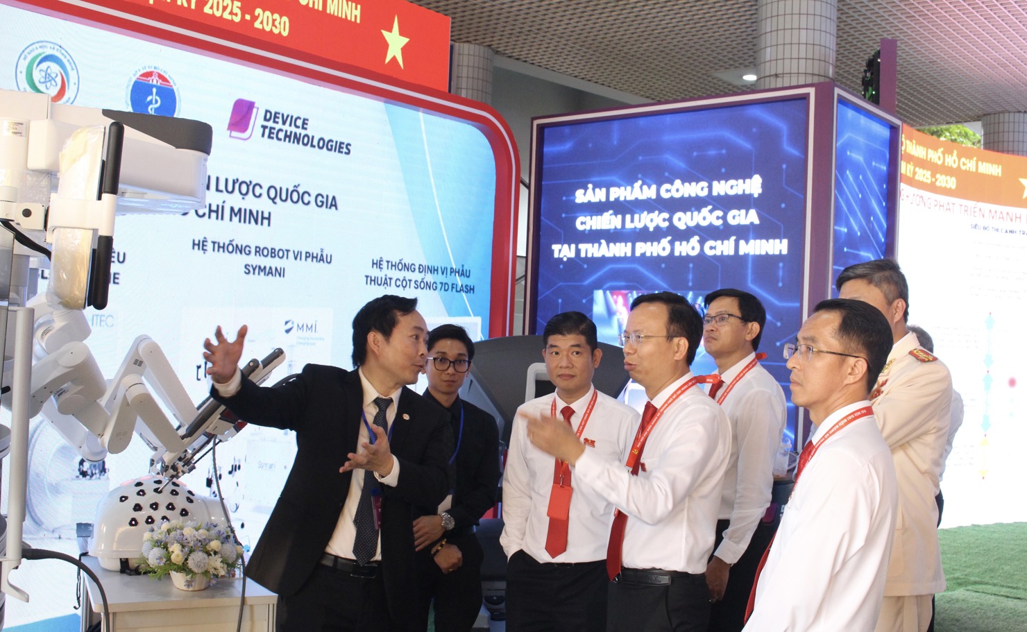 Các đại biểu tham dự Đại hội tham quan triển lãm 