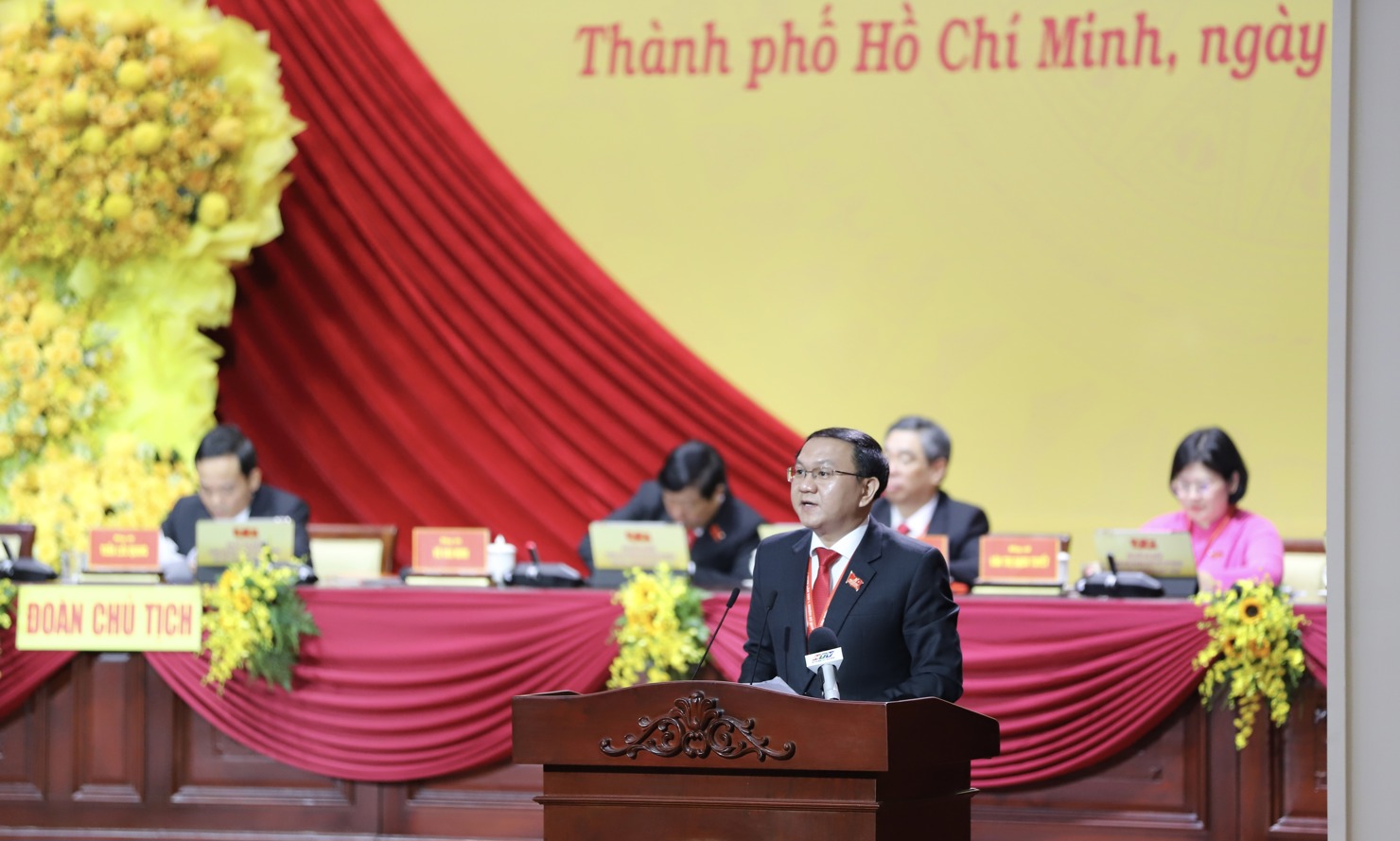 Giám đốc Sở Khoa học và Công nghệ TP. Hồ Chí Minh Lâm Đình Thắng trình bày báo cáo tham luận. Ảnh: Ban tổ chức Đại hội