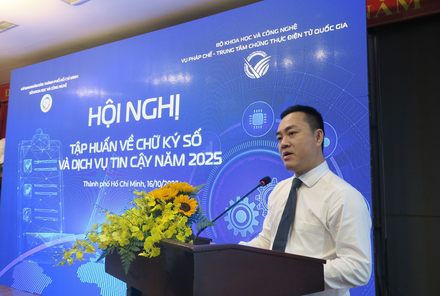 Ông Phạm Huỳnh Quang Hiếu nhấn mạnh, việc ứng dụng chữ ký số giúp các cơ quan, tổ chức và doanh nghiệp rút ngắn quy trình, giảm chi phí, tăng năng suất lao động. Ảnh: Đức Mỹ