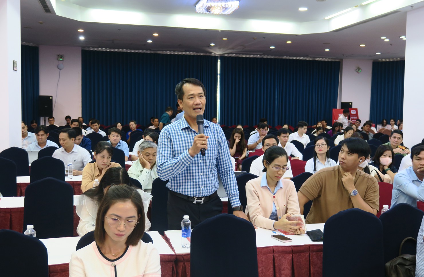 Nhiều người dân, doanh nghiệp nêu những vướng mắc trong quá trình sử dụng CKS trong việc đăng ký trực tuyến về khai sinh, đăng ký kinh doanh. Ảnh: Đức Mỹ