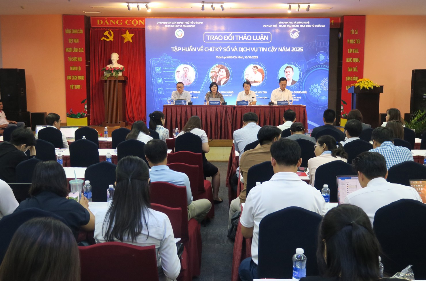 Các đại biểu cũng lưu ý, đối với công dân cần tự trang bị các yếu tố cơ bản như tài khoản số, chữ ký số để tham gia vào giao dịch số. Ảnh: Đức Mỹ