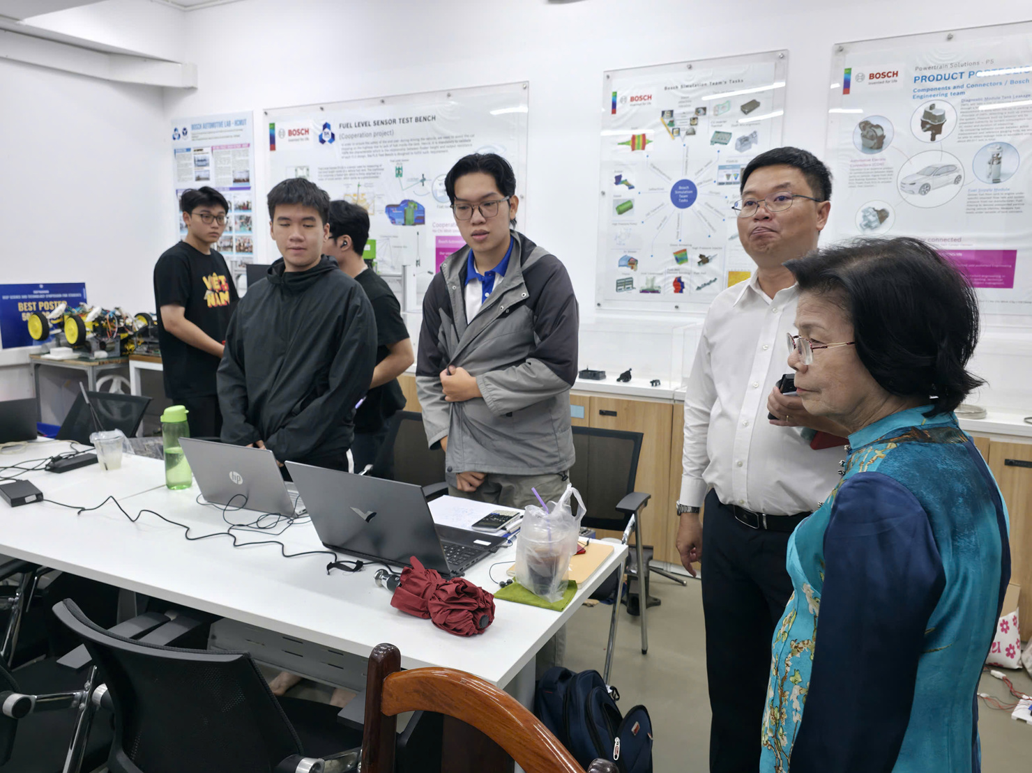 Lãnh đạo doanh nghiệp tham quan các mô hình hoạt động của Trường Đại học Bách Khoa. Ảnh: TH