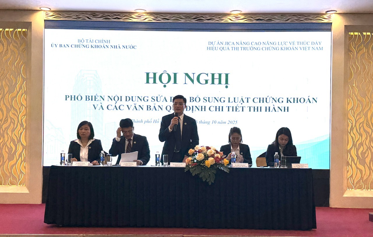 Ban điều hành phiên thảo luận tại Hội nghị phổ biến nội dung sửa đổi, bổ sung Luật Chứng khoán và các văn bản quy định chi tiết thi hành. Ảnh: Thanh Sơn