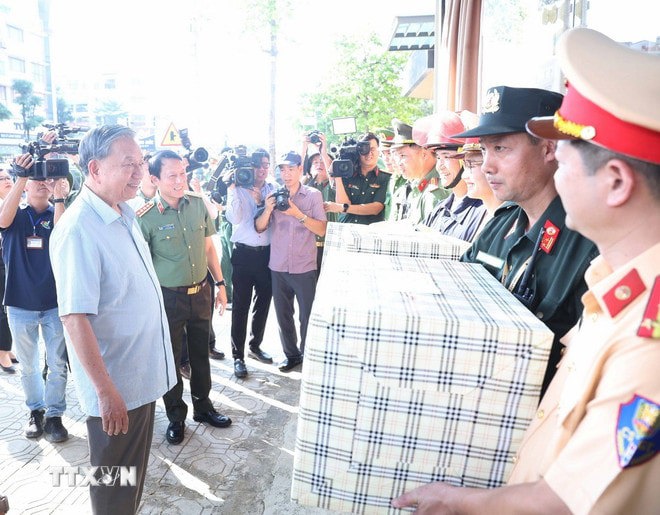 Tổng Bí thư Tô Lâm thăm hỏi, tặng quà các lực lượng tham gia phòng, chống bão lũ và giúp đỡ nhân dân khắc phục hậu quả trên địa bàn tỉnh. Ảnh: Thống Nhất/TTXVN  