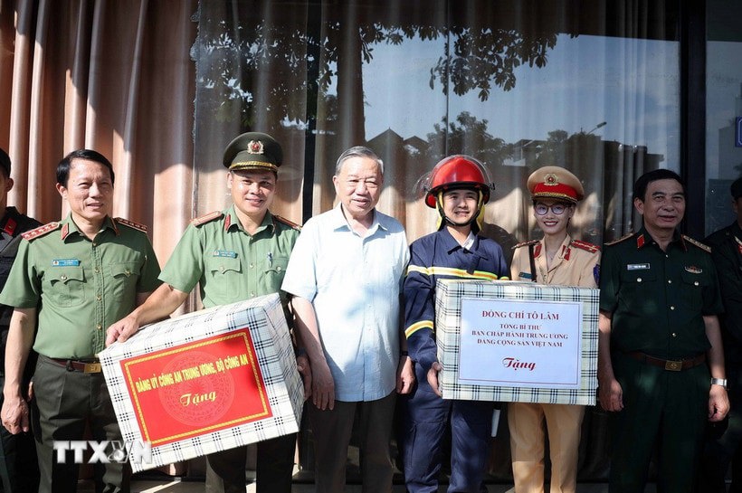 Tổng Bí thư Tô Lâm thăm hỏi, tặng quà các lực lượng tham gia phòng, chống bão lũ và giúp đỡ nhân dân khắc phục hậu quả trên địa bàn tỉnh. Ảnh: Thống Nhất/TTXVN.