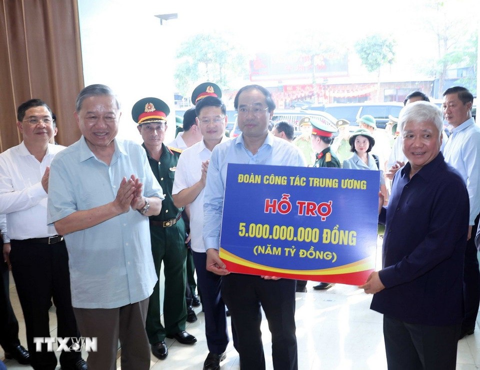 Tổng Bí thư Tô Lâm thăm hỏi, tặng quà các lực lượng tham gia phòng, chống bão lũ và giúp đỡ nhân dân khắc phục hậu quả trên địa bàn tỉnh. Ảnh: Thống Nhất/TTXVN.
