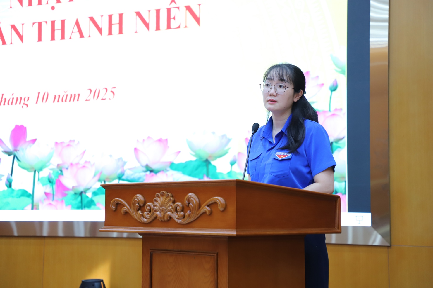 Chị Nguyễn Thị Mai - Phó Bí thư Đoàn Thanh niên Bộ Tài chính thông tin về chương trình bồi dưỡng.