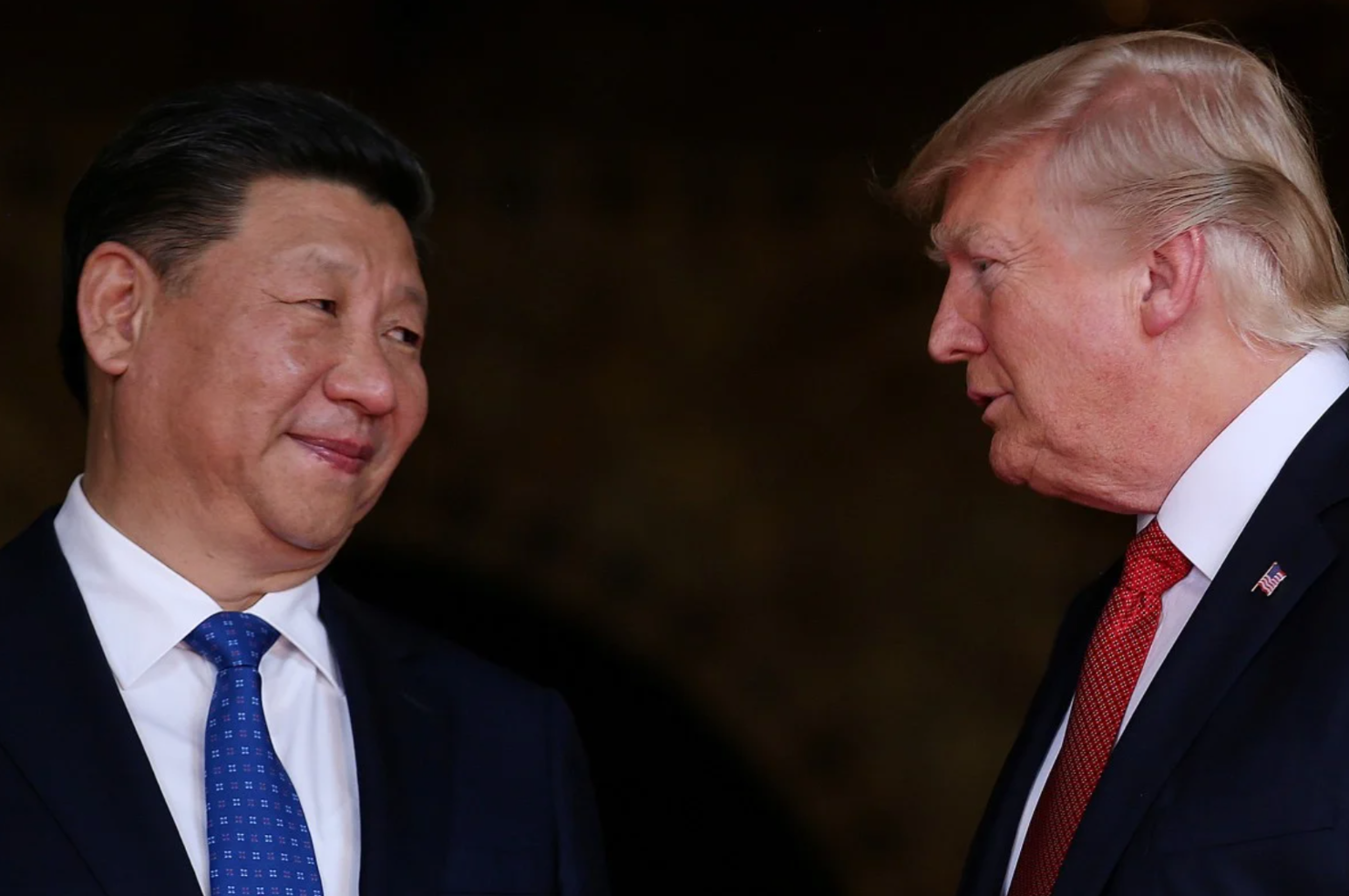 Những quyết định chính sách liên tục thay đổi từ Washington đến Bắc Kinh đang làm gia tăng mức độ bất định cho kinh tế toàn cầu. Ảnh: SCMP.