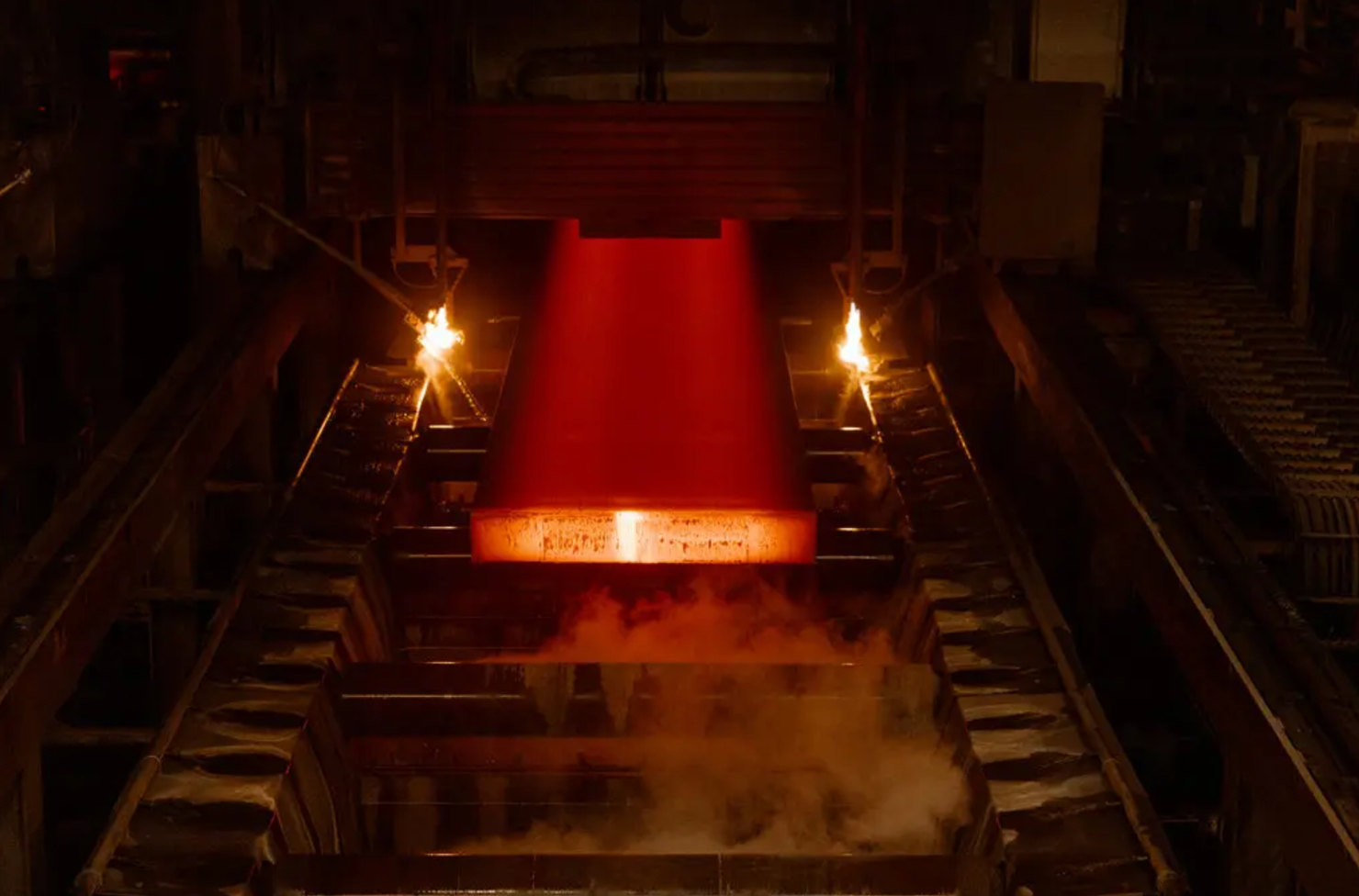 Từ ngành thép đến công nghệ cao, các chính sách thuế và kiểm soát xuất khẩu của Mỹ và Trung Quốc đang định hình lại chiến lược sinh tồn của từng nền kinh tế. Ảnh: The New York Times.