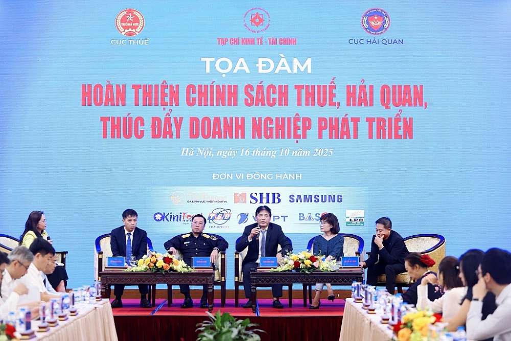 Các diễn giả tham gia tọa đàm. Ảnh: Thanh Hằng