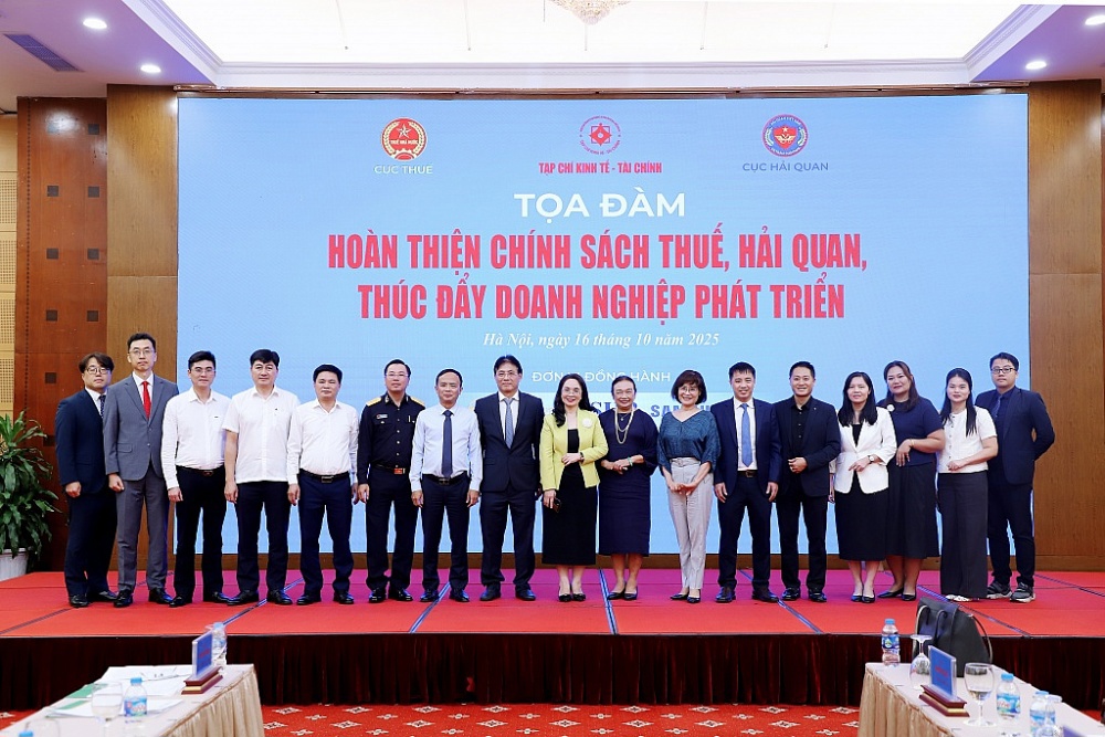 Các đại biểu, diễn giả, DN chụp ảnh lưu niệm cùng Ban Tổ chức tọa đàm. Ảnh: Thanh Hằng