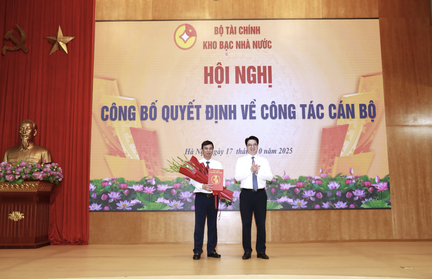 Giám đốc Kho bạc Nhà nước Trần Quân trao Quyết định và tặng hoa chúc mừng ông Bùi Anh Bình giữ chức vụ Phó Giám đốc Kho bạc Nhà nước.