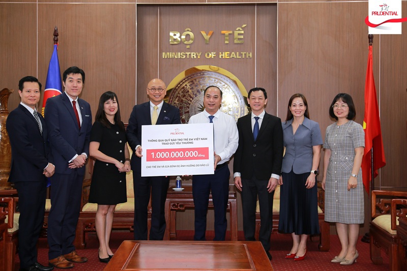 Đại diện Prudential Việt Nam trao tượng trưng 1 tỷ đồng cho Quỹ Bảo trợ Trẻ em Việt Nam.