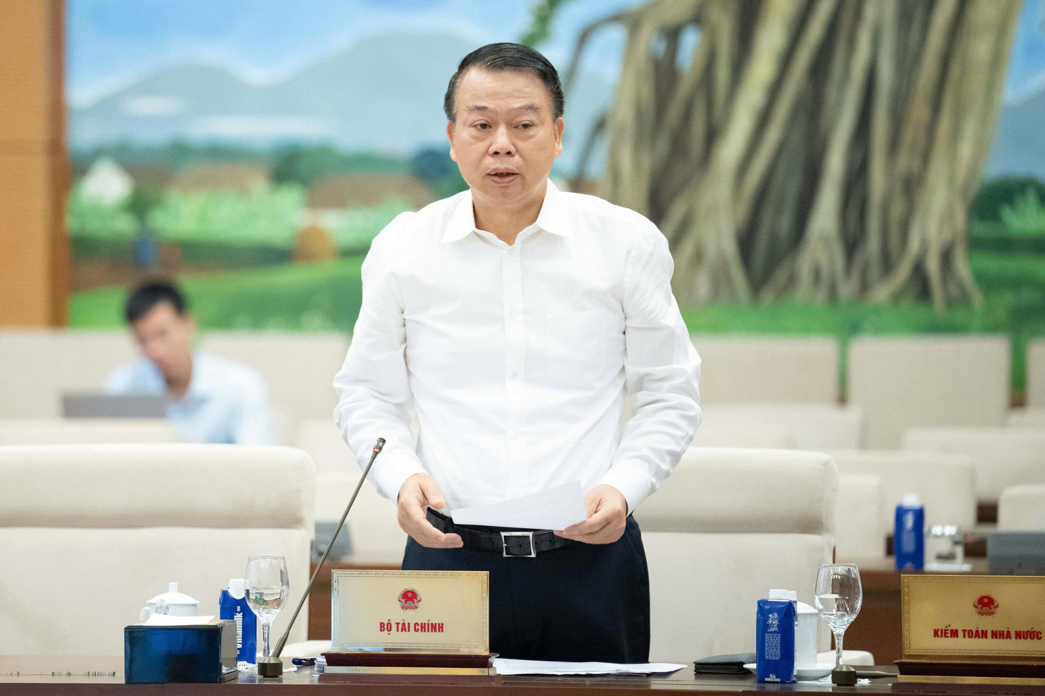 Thứ trưởng Bộ Tài chính Nguyễn Đức Chi trình bày tờ trình của Chính phủ.