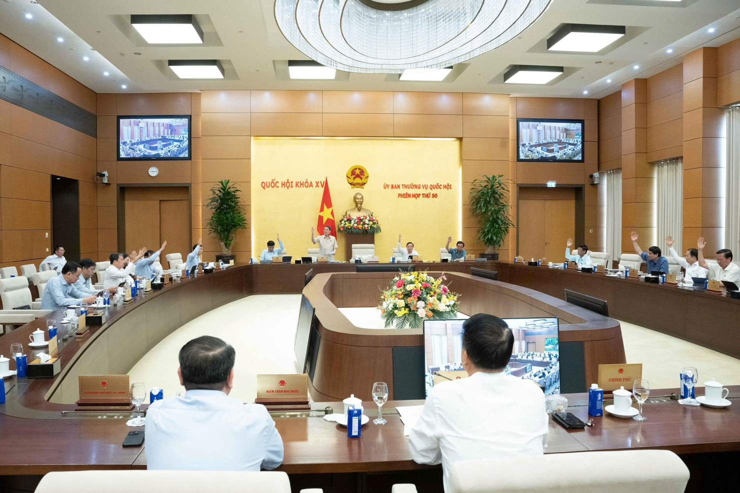 Ủy ban Thường vụ Quốc hội biểu quyết thông qua mức thuế bảo vệ môi trường đối với xăng, dầu, mỡ nhờn trong năm 2026.