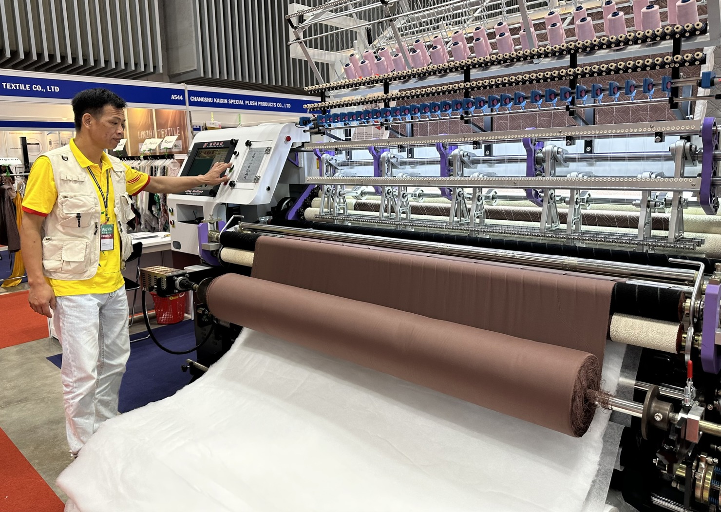 Thiết bị hiện đại sẽ giúp ngành dệt may nâng cao năng lực sản xuất, xuất khẩu. Ảnh: T.H