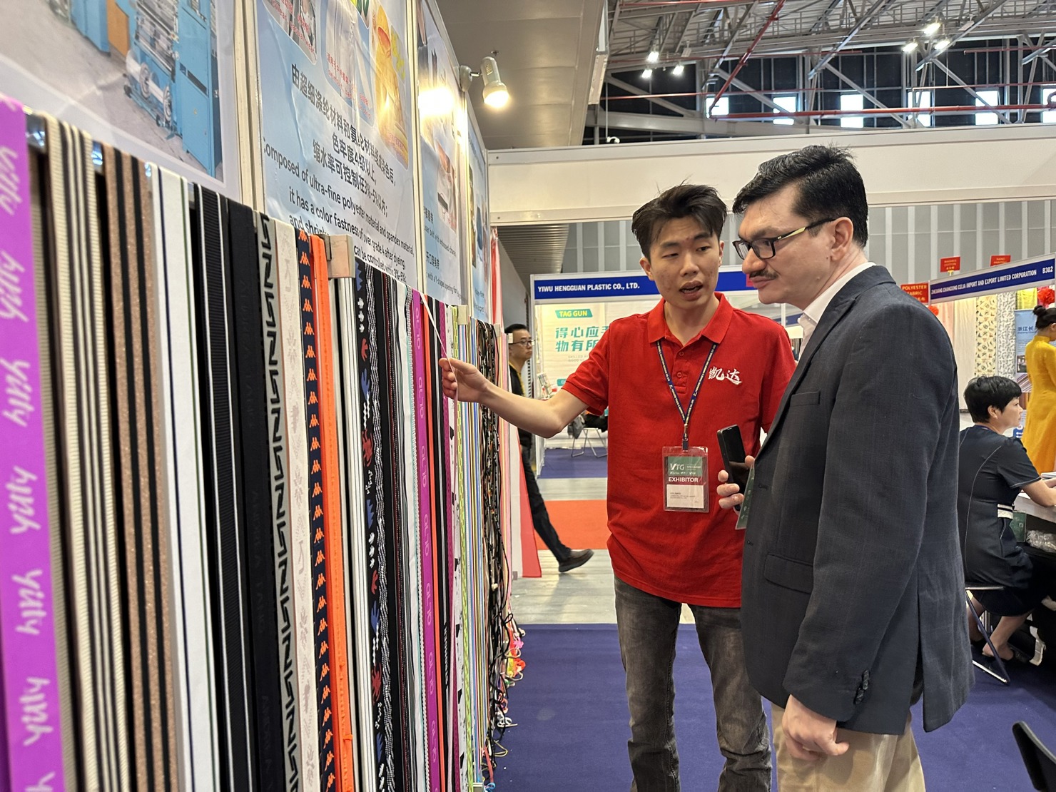 Ngành dệt may còn phụ thuộc nhiều vào nguồn nguyên liệu nhập khẩu. Ảnh: T.H