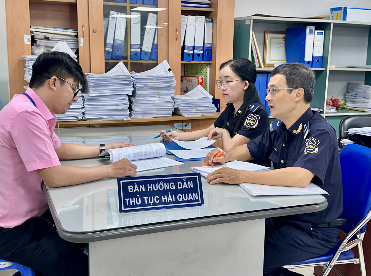 Công chức Hải quan Khu vực II hướng dẫn thủ tục hải quan cho doanh nghiệp. Ảnh: T.H