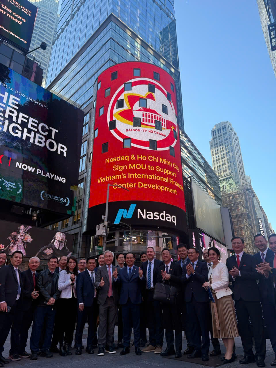 Hai bên chào mừng thành công của sự kiện tại Quảng Trường Thời Đại (Mỹ). Ảnh: VP