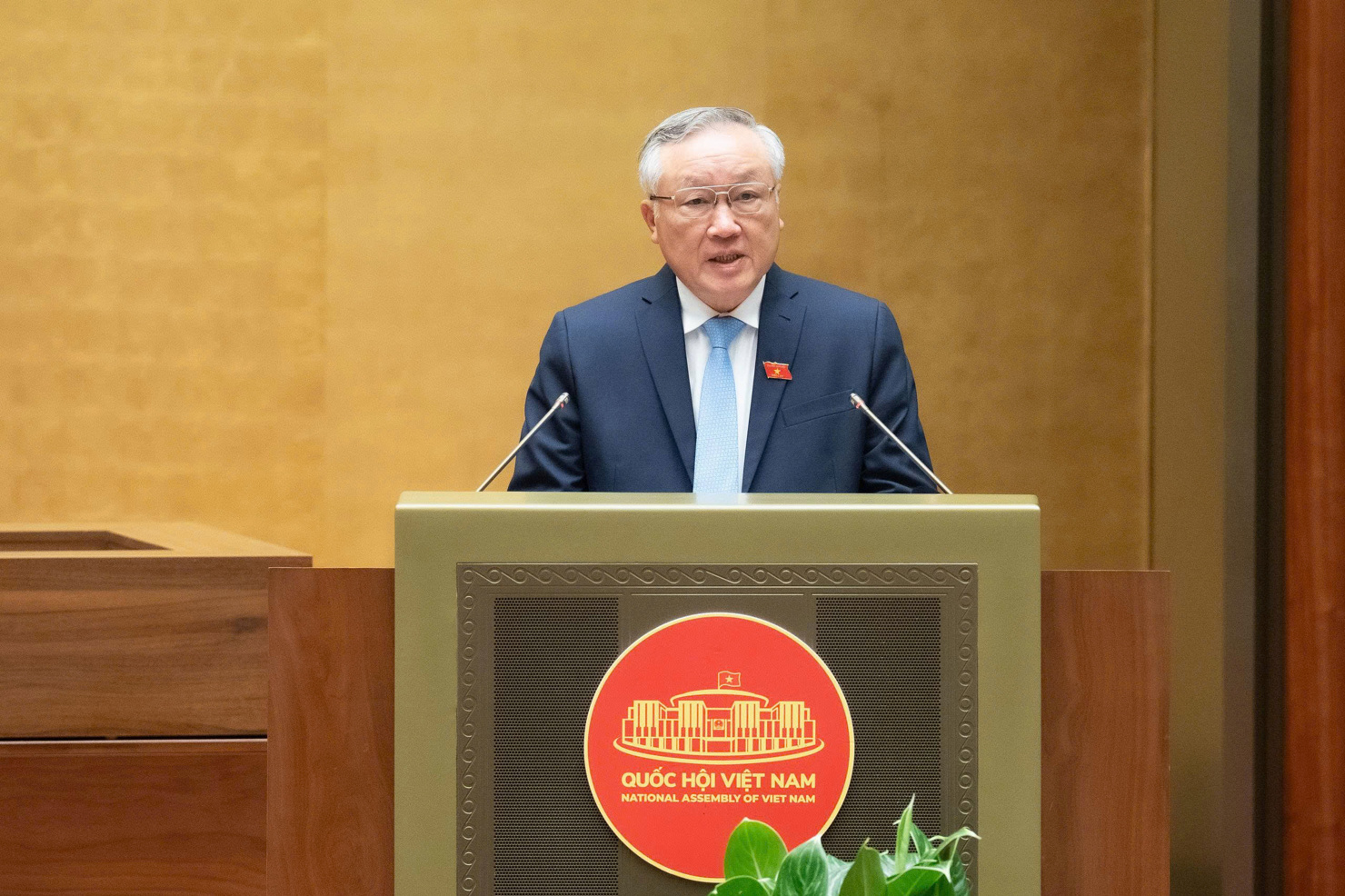 Phó Thủ tướng Thường trực Nguyễn Hoà Bình báo cáo trước Quốc hội.