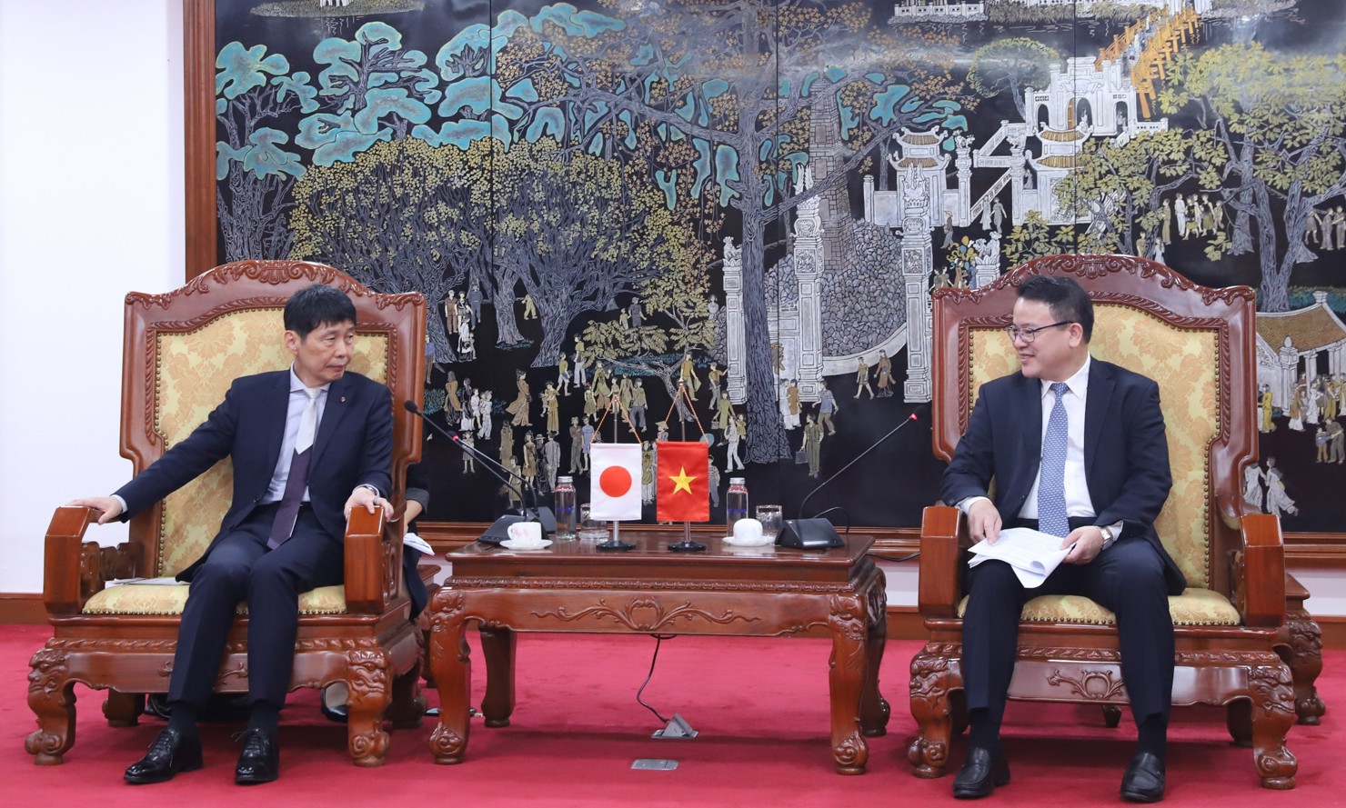 Thứ trưởng Bộ Tài chính Trần Quốc Phương (bên phải) tiếp ông Yamamoto Ichita - Thống đốc tỉnh Gunma (Nhật Bản).