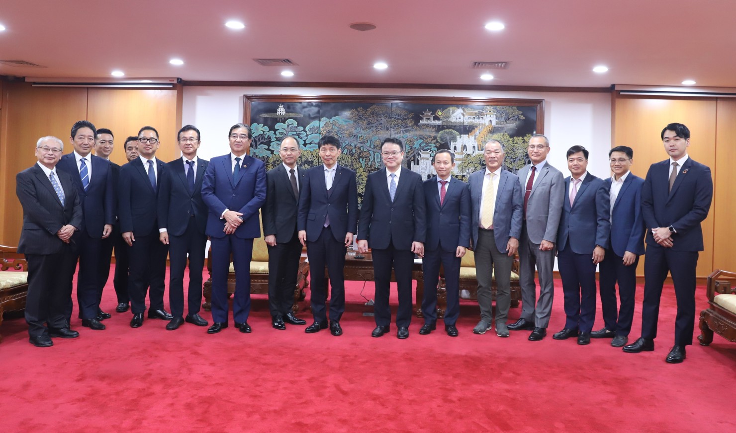 Thứ trưởng Trần Quốc Phương chụp ảnh lưu niệm cùng Đoàn công tác tỉnh Gunma.