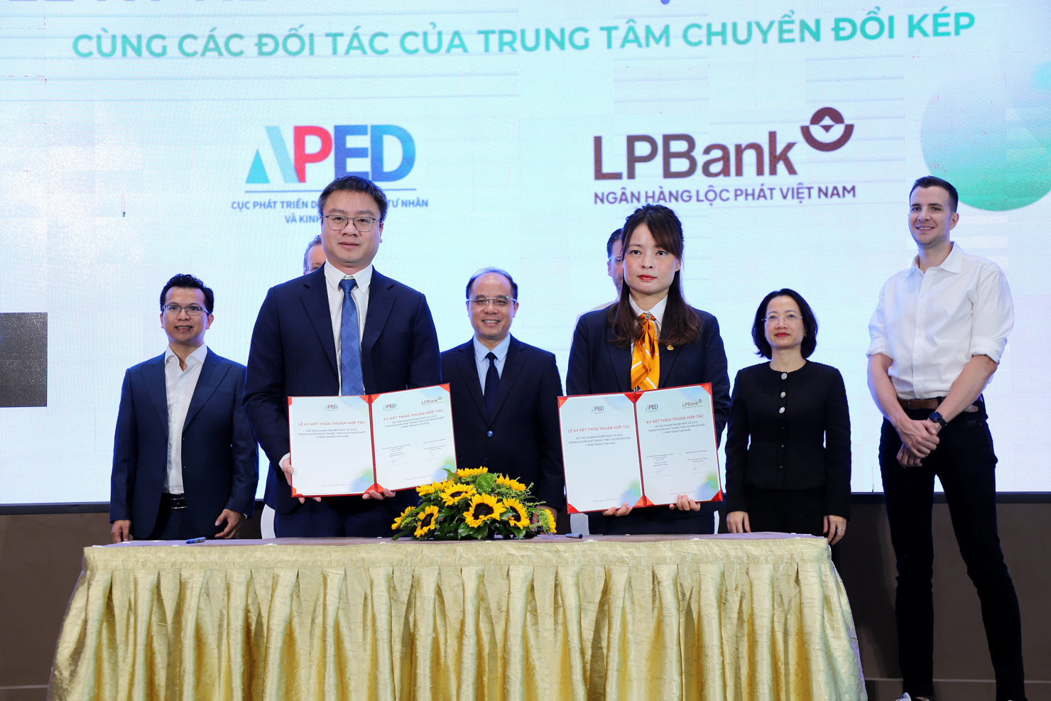 Ký kết thỏa thuận hợp tác với các đối tác chiến lược đầu tiên của Trung tâm Chuyển đổi kép.