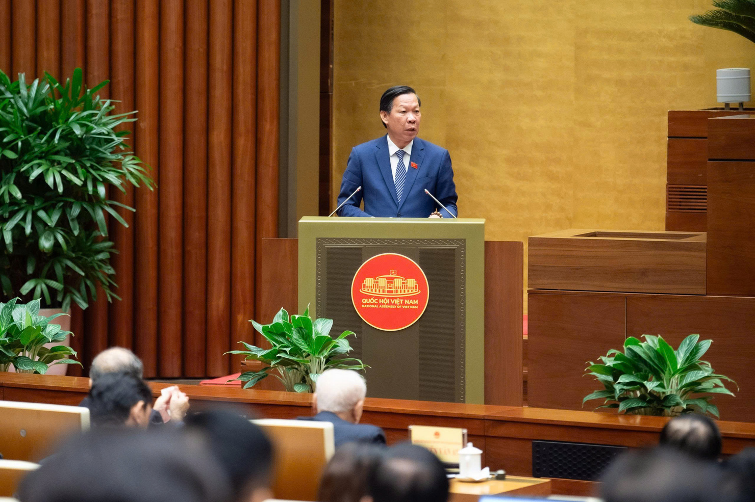 Chủ nhiệm Ủy ban Kinh tế và Tài chính Phan Văn Mãi báo cáo trước Quốc hội.