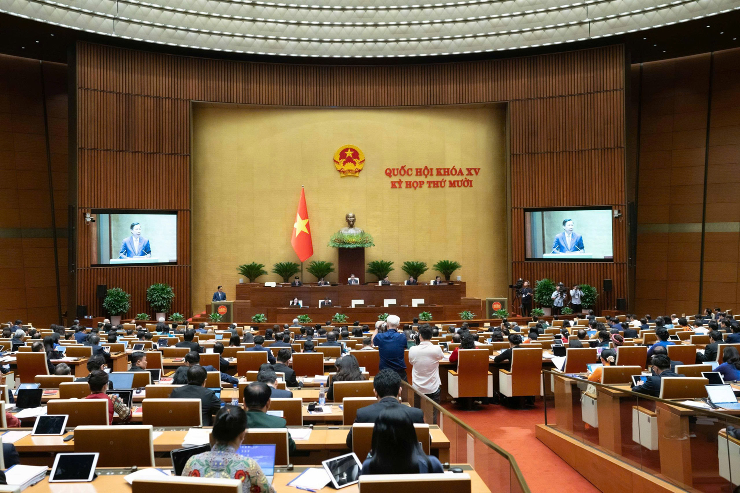 Quang cảnh phiên họp.