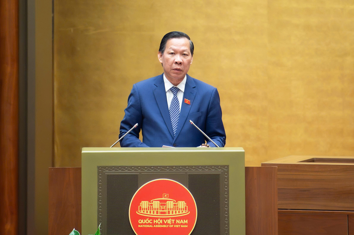 Chủ nhiệm Ủy ban Kinh tế và Tài chính Phan Văn Mãi báo cáo thẩm tra.