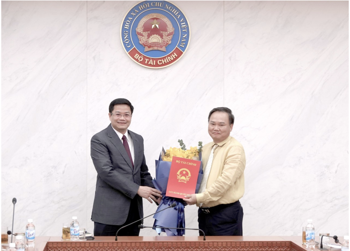 Thứ trưởng Bộ Tài chính Nguyễn Đức Tâm trao Quyết định và tặng hoa chúc mừng tân Phó Cục trưởng Cục Kế hoạch - Tài chính Nguyễn Minh Tân. Ảnh: Thanh Tâm