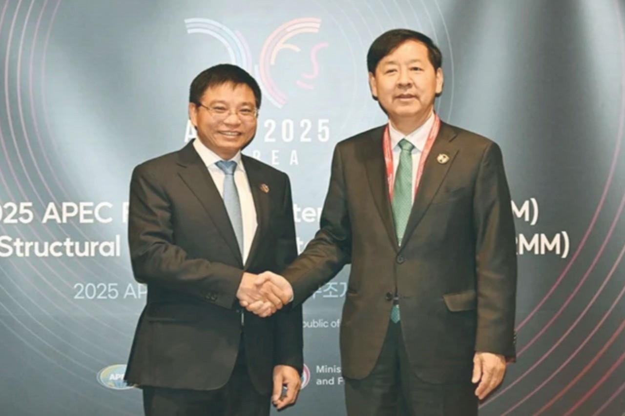 Bộ trưởng Bộ Tài chính Việt Nam Nguyễn Văn Thắng và Phó Thủ tướng kiêm Bộ trưởng Bộ Kinh tế và tài chính Hàn Quốc Koo Yun Cheol.