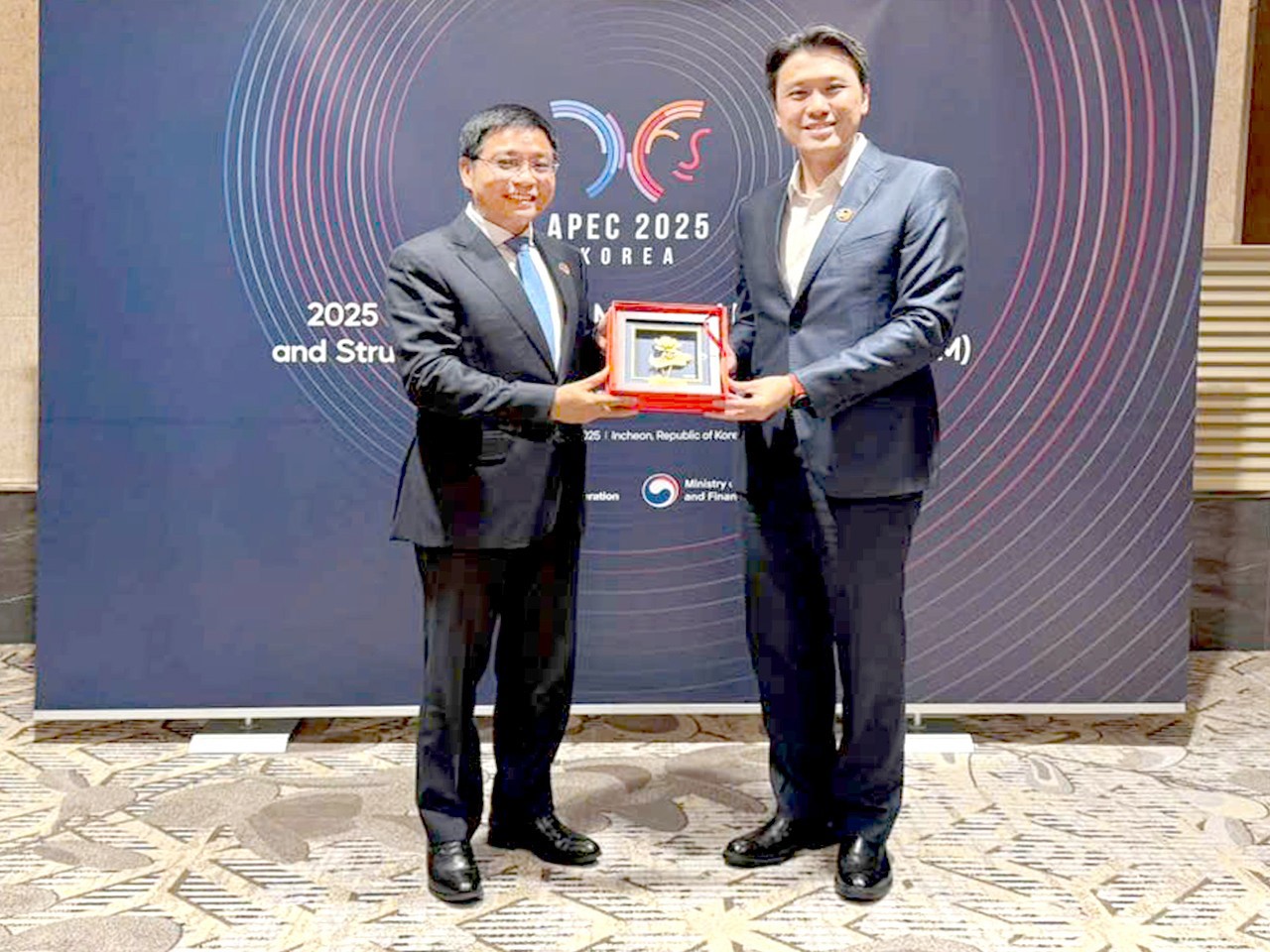 Bộ trưởng Bộ Tài chính Việt Nam Nguyễn Văn Thắng tiếp Bộ trưởng Bộ Tài chính Singapore Shawn Huang.