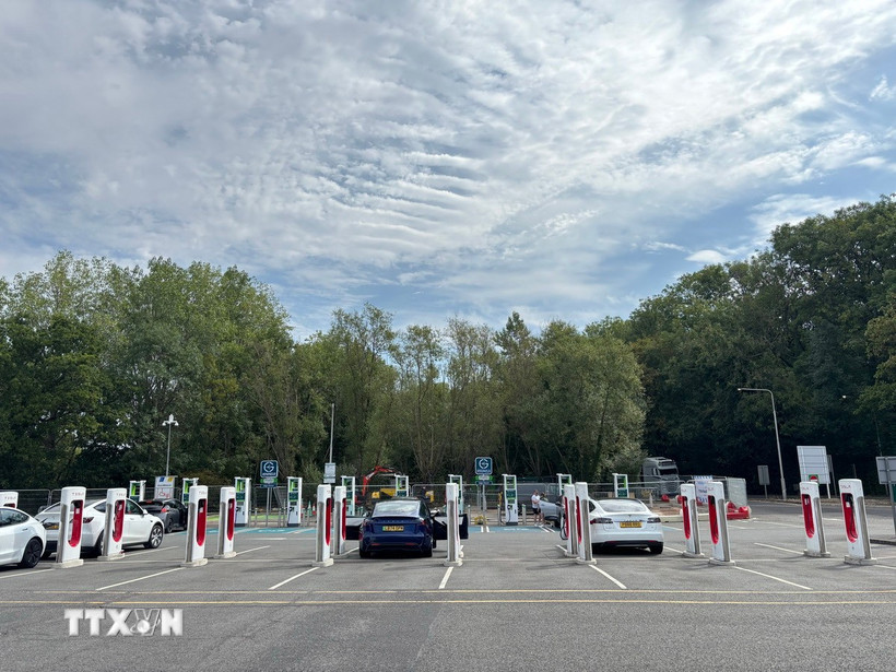 Một bãi đỗ kết hợp các điểm sạc nhanh dành riêng cho xe ôtô điện tại thị trấn Chippenham (Anh). (Ảnh: Hữu Tiến/TTXVN).